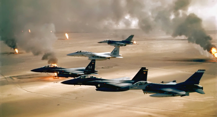 1991년 걸프전 당시 쿠웨이트 유전 상공을 비행하는 미 공군 F-15 편대. 걸프전 이후 미국은 압도적 화력으로 표적을 정밀 타격해왔으나, 예멘 후티 반군에 대한 공습은 이 같은 ‘공습 문법’에 어긋난 실패였다. [위키피디아]