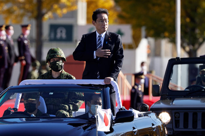 기시다 후미오 일본 총리가 2021년 11월 도쿄 네리마에 있는 육상 자위대의 아사카 주둔지에서 차량을 타고 사열하고 있다. [일본 총리실 제공]