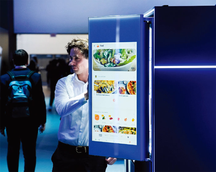 삼성전자가 출시 예정인 ‘2024년형 비스포크 냉장고 패밀리허브 플러스’. [뉴시스]