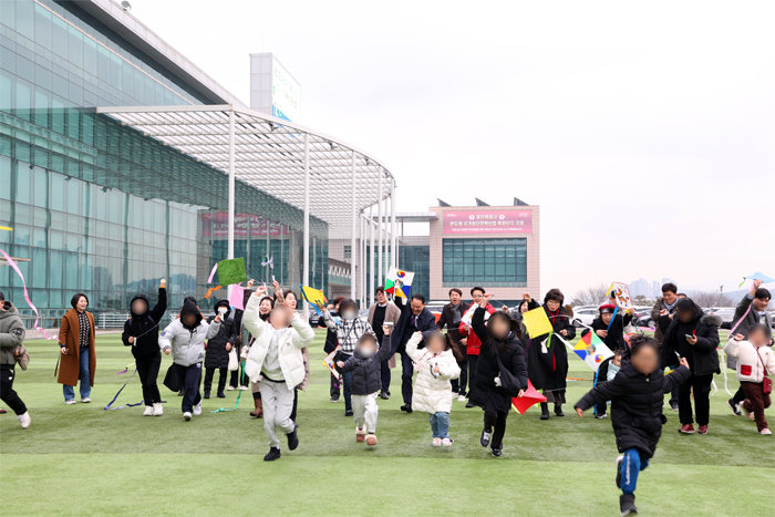  민주평통 경기 용인시협의회는 6일 용인시청 잔디광장에서 ‘탈북가족과 함께하는 연날리기’ 행사를 열었다. [민주평통 제공]