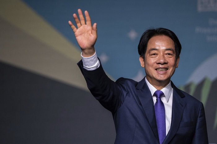 라이칭더 대만 총통 당선인이 1월 13일 선거에서 승리한 후 지지자들에게 손을 흔들고 있다. [뉴시스]