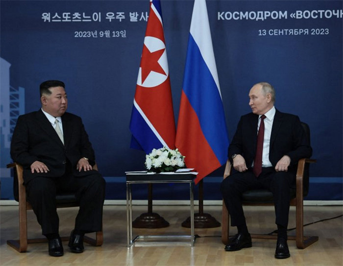 블라디미르 푸틴 러시아 대통령(오른쪽)과 김정은 북한 국무위원장이 지난해 9월 13일 러시아 아무르주 보스토치니 우주기지에서 정상회담을 갖고 있다.[크렘린궁 제공]