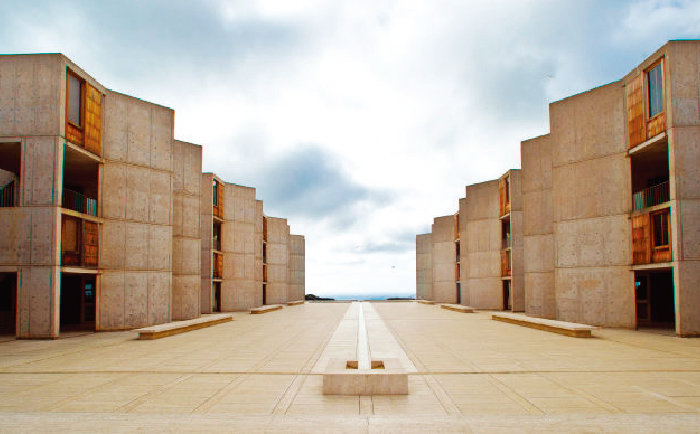 건축가 루이스 칸이 설계한 미국 솔크연구소에는 ‘천재에겐 허락되지 않은 감동’이 담겨 있다. [뉴시스]