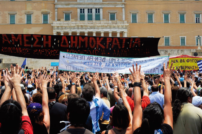 그리스 국민이 2011년 6월 의회 앞에서 국제통화기금(IMF)이 제시한 구제금융 제공 조건들에 반대하는 시위를 벌이고 있다. [위키피디아]