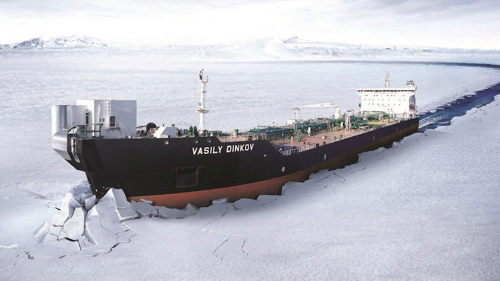 러시아 유조선이 북극해의 북동항로에서 얼음을 깨면서 중국으로 원유를 수송하고 있다. [ABB 제공]
