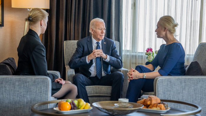 조 바이든 미국 대통령(가운데)이 2월 22일 교도소에서 의문사한 러시아 야권 지도자 알렉세이 나발니의 부인과 딸을 만나고 있다. [백악관]