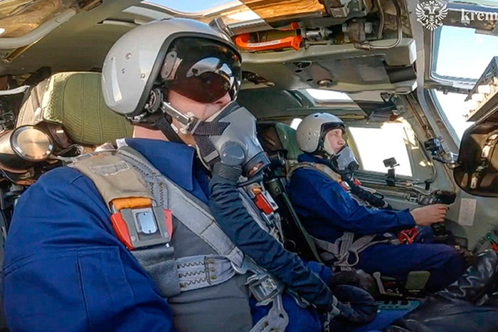 블라디미르 푸틴 러시아 대통령(오른쪽)이 2월 22일 초음속 전력폭격기 투폴레프 160-M의 부조종사석에 앉아 이륙 준비를 하고 있다. [크렘린궁]