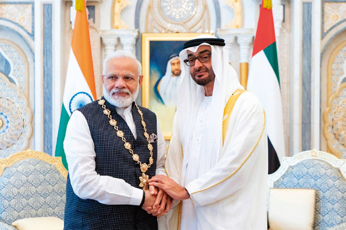 나렌드라 모디 인도 총리(왼쪽)와 셰이크 무함마드 빈 자이드 알 나하얀 아랍에미리트연합(UAE) 대통령이 2월 13일 만나 악수하고 있다. [인도 총리실]