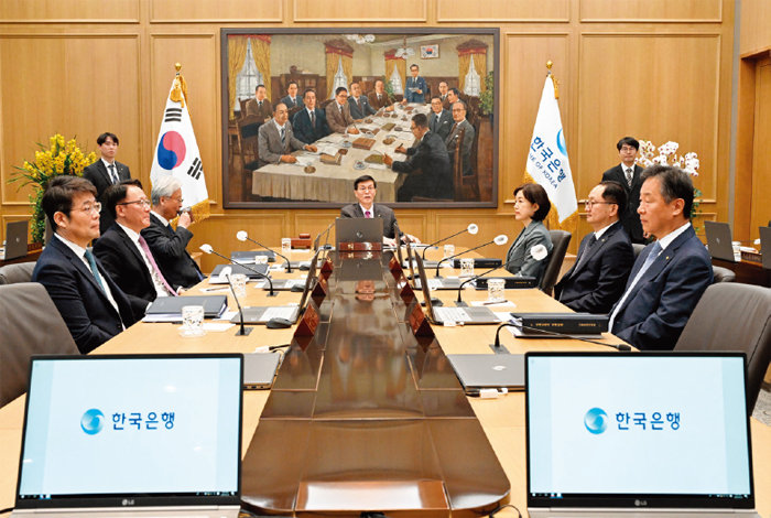 이창용 한국은행 총재(가운데)가 2월 22일 금융통화위원회 통화정책방향 결정회의를 주재하고 있다. [뉴시스]