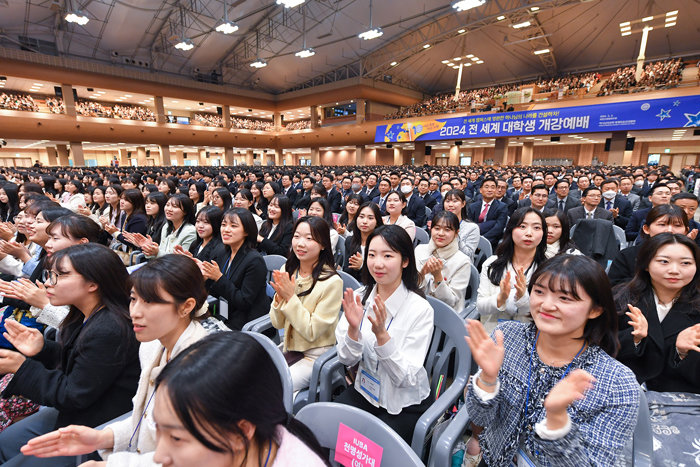 하나님의 교회가 개최한 '전 세계 대학생 개강예배'에 참석한 국내 대학생들이 환한 표정으로 기념예배에 참석하고 있다. [하나님의 교회 제공]