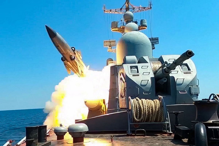 러시아 흑해함대 함정이 순항미사일을 발사하고 있다. [러시아 국방부 제공]