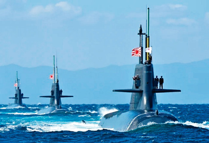 일본 해상자위대는 잠수함을 해군력 강화를 위한 비장의 무기로 보고 있다. 사진은 일본 해상자위대 소속 잠수함들. [일본 해상자위대 제공]