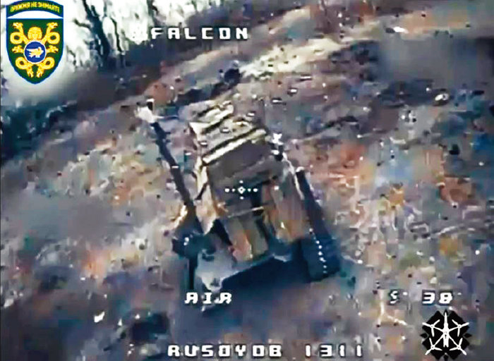우크라이나군이 최근 드론으로 러시아군 로봇을 격파했다며 공개한 영상 속 모습. [우크라이나군 제공]