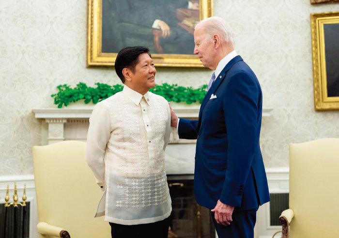 조 바이든 미국 대통령(오른쪽)과 페르디난드 마르코스 주니어 필리핀 대통령이 지난해 5월 1일 정상회담에 앞서 미국 워싱턴 백악관에서 환담하고 있다. [백악관 제공]