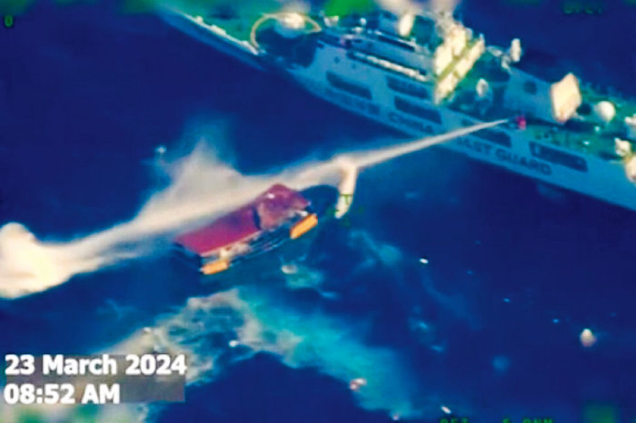 3월 23일 중국 해경선이 세컨드 토머스 암초에 접근하려는 필리핀 보급선에 물대포를 쏘고 있다. [필리핀군 제공]