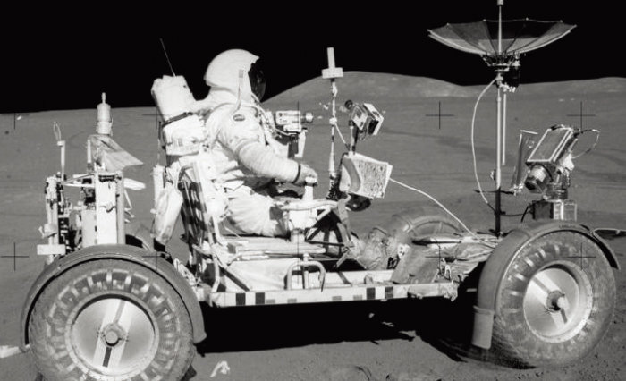 1971년 아폴로 15호 우주비행사가 달에서 달탐사 차량을 운전하고 있다. [미국항공우주국 제공]