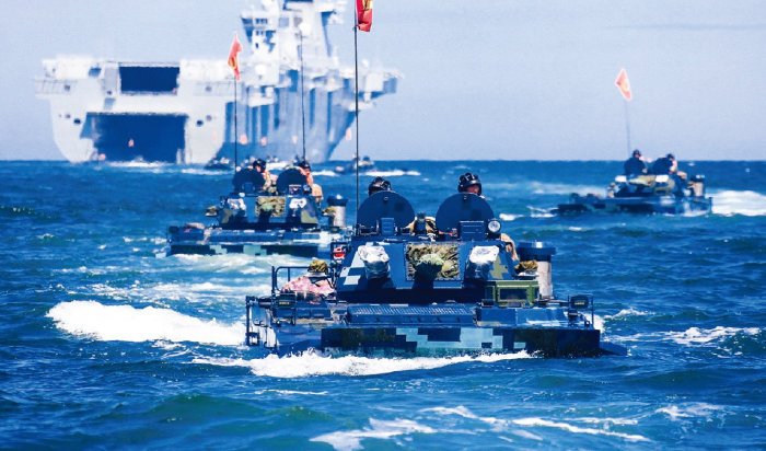 중국 해군 육전대(해병대)가 수륙 양용 장갑차를 타고 대만 상륙 작전 훈련을 하고 있다. [중국 해군 제공]