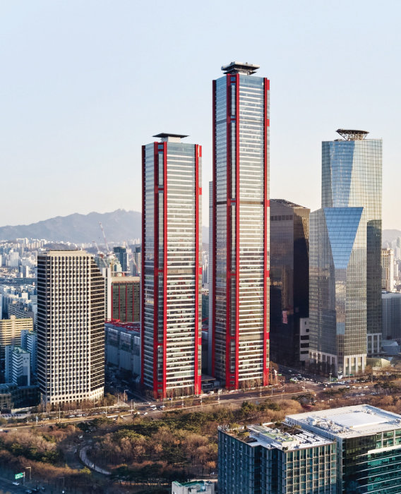 직사각형 건물 모서리마다 빨간색으로 칠해놓은 기둥 구조물이 인상적인 서울 여의도 파크원타워. [GettyImages]