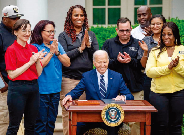 조 바이든 미국 대통령(가운데)이 5월 14일(현지 시간) 전기차 등 중국산 제품에 대한 관세 인상 조치에 서명한 후 웃고 있다. [백악관 제공]