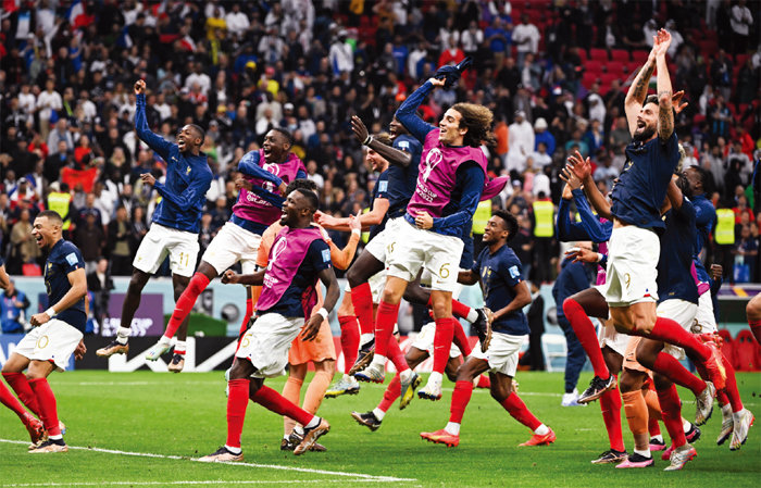 2022년 12월 10일(현지 시간) 카타르월드컵 8강전에서 프랑스 축구 국가대표팀이 잉글랜드 대표팀을 2-1로 꺾고 기뻐하고 있다. [뉴시스]