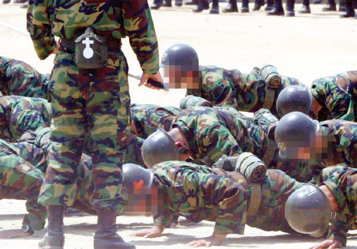 충남 논산시 육군훈련소 연병장에서 훈련병들이 팔굽혀펴기 얼차려를 받고 있다. [동아DB]