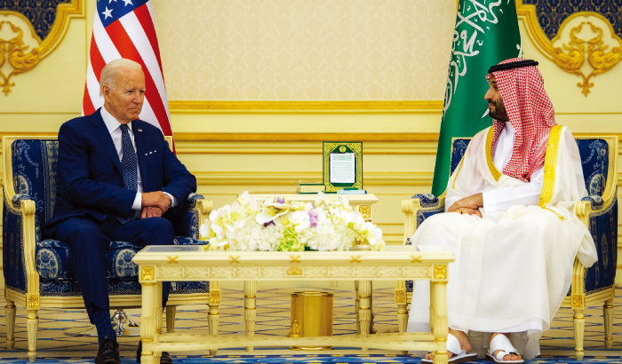 2022년 7월 사우디아라비아에서 조 바이든 미국 대통령(왼쪽)과 무함마드 빈 살만 사우디 왕세자가 회담하고 있다. [뉴시스]