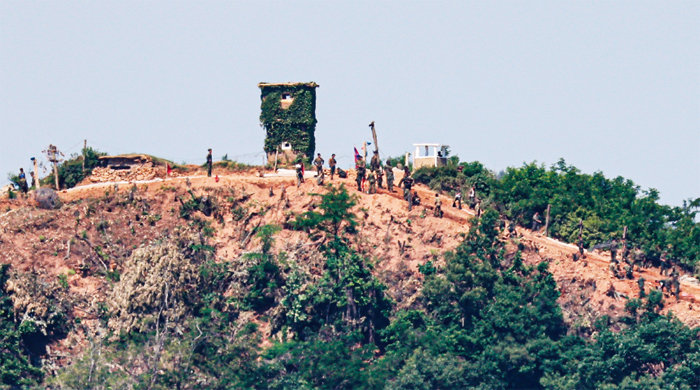 6월 2일 경기 파주시 탄현면에서 바라본 군사분계선(MDL) 북측의 한 초소 일대에서 북한군 수십 명이 진지 공사를 하고 있다. [동아DB]
