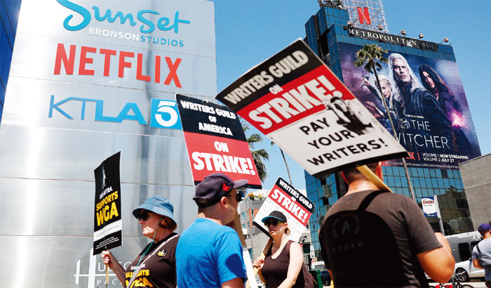 지난해 7월 미국작가조합(WGA) 조합원들이 미국 캘리포니아주 로스앤젤레스에 있는 넷플릭스 스튜디오 앞에서 피켓 시위를 벌이고 있다. [GETTYIMAGE]