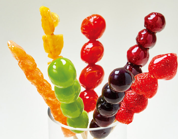 과일에 설탕 코팅을 입힌 탕후루 판매 매장 수가 올해 들어 감소하고 있다. [GETTYIMAGES]
