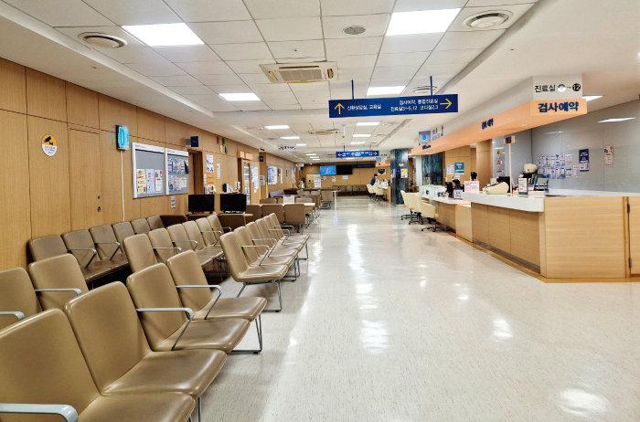 6월 17일 경기 성남시 분당서울대병원 암센터 대기실이 평소와 달리 한산한 모습이다. [임경진 기자ㅔ