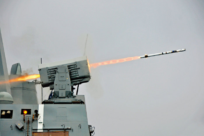 미국 해군 함정에서 RIM-116 RAM이 발사되고 있다. [미 해군 제공]