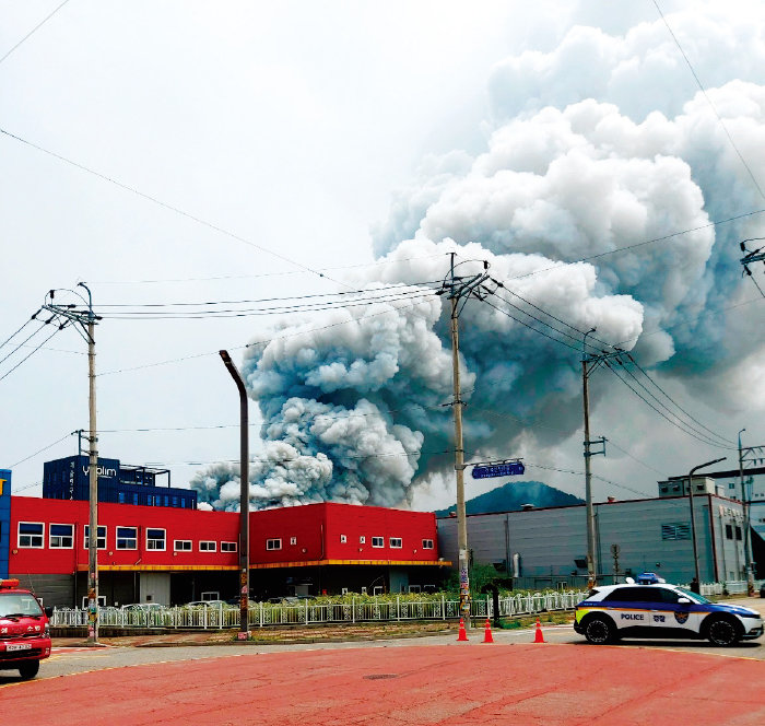 6월 24일 화재 발생 1시간 후인 11시 30분 아리셀 공장에서 연기가 피어오르고 있다. [독자 제공]