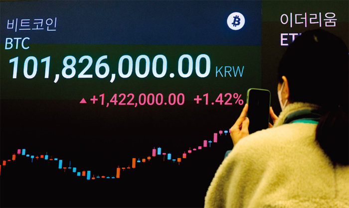 3월 12일 서울 강남구 암호화폐 거래소 업비트 전광판에 비트코인 거래 가격이 표시돼 있다. 비트코인은 전날 사상 처음 1억 원을 넘겼다. [동아DB]