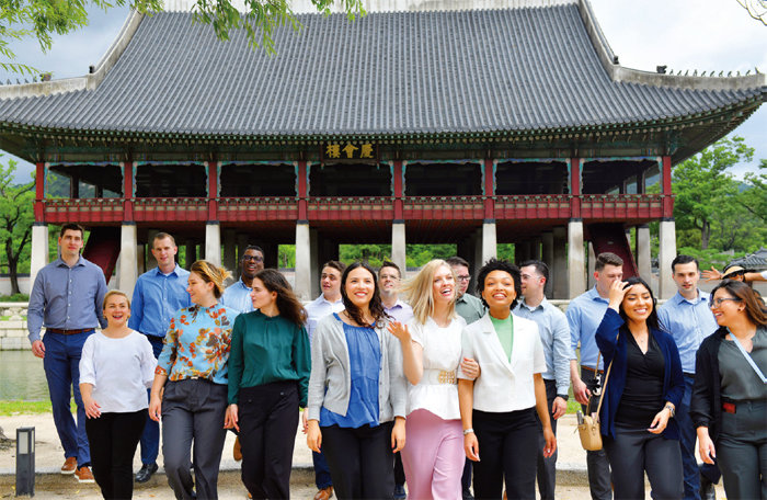 경회루(사진)를 비롯해 서울 경복궁 곳곳을 돌아보며 한국 전통 문화를 체험하는 미국 청년들. [하나님의 교회 제공]