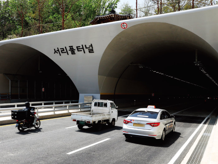 2019년 서리풀공원을 관통하는 서리풀터널이 개통되면서 서초구의 지운이 활성화됐다. [뉴스1]