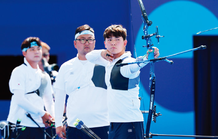 올림픽 단체전에서 남녀 동반 3연패를 달성한 양궁 대표팀. 이우석, 김우진, 김제덕 선수(왼쪽부터)로 구성된 남자 대표팀은 단체전 결승에서 홈팀 프랑스를 이기고 금메달을 땄다. 여자 단체전 10연패 신화를 쓴 임시현, 전훈영, 남수현 선수는 대한양궁협회장인 정의선 현대차그룹 회장으로부터 금메달을 받아 의미를 더했다. 