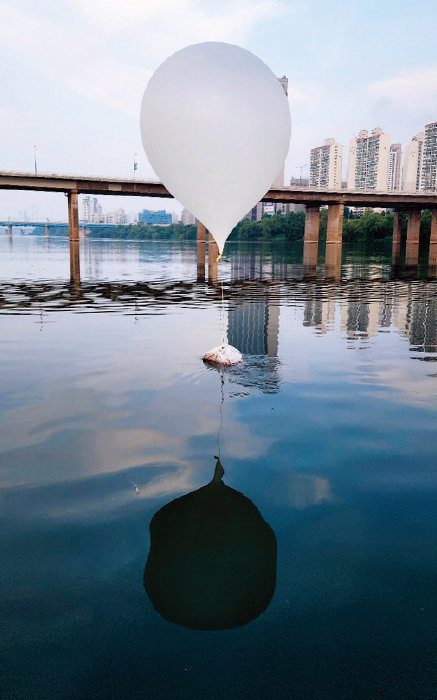 6월 9일 북한이 살포한 오물풍선이 서울 잠실대교 인근에서 발견됐다. [뉴시스]