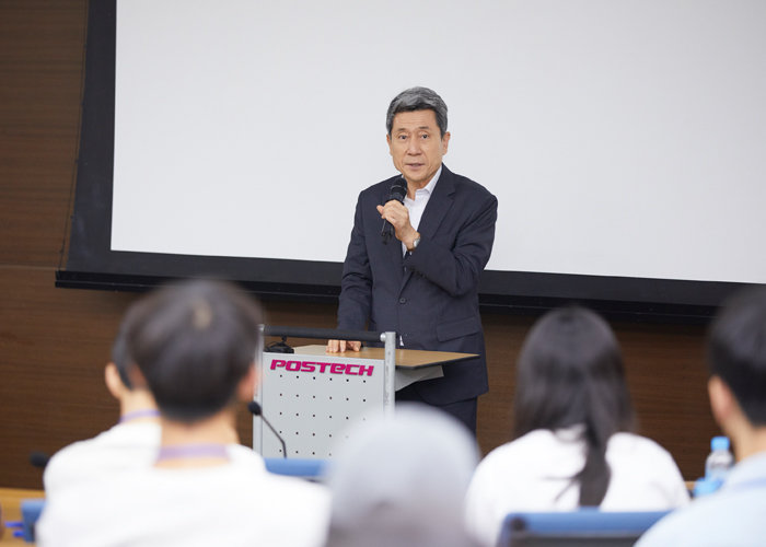 이강덕 포항시장이 8월 8일 포스텍에서 열린 배터리 아카데미에서 환영사를 하고 있다. [홍중식 기자]