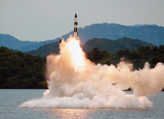 북한은 2022년 10월 내륙 저수지에서 잠수함발사탄도미사일 (SLBM) 시험발사를 감행했다. [뉴시스]