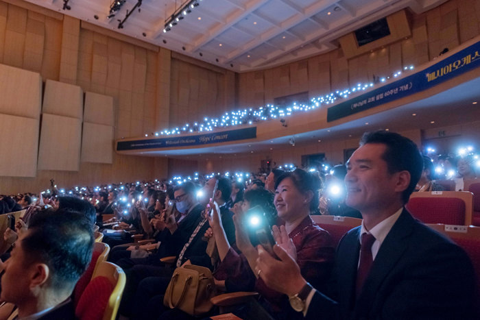 희망콘서트 피날레를 장식한 바르셀로나올림픽 주제곡 ‘영원한 친구’가 울려 퍼지자 객석에서 휴대폰 불빛을 흔들며 호응하고 있다. [하나님의 교회 제공]