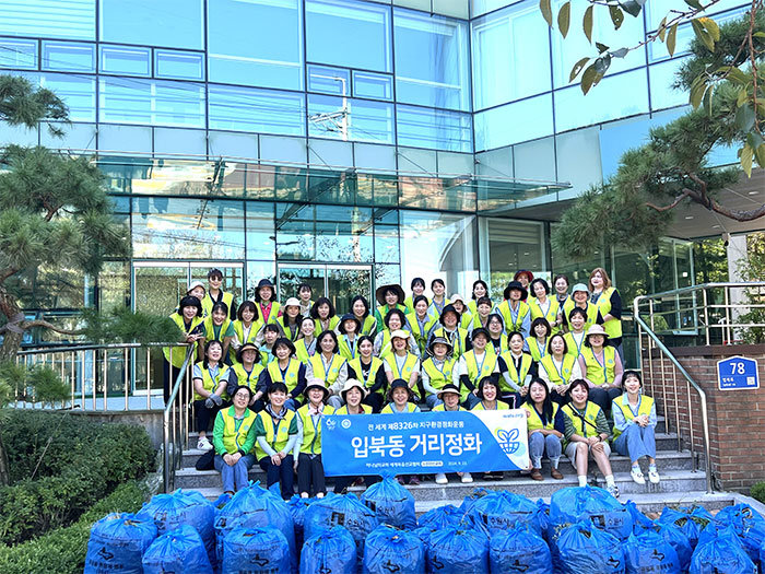 하나님의 교회가 수원시 권선구 입북동 주민들에게 쾌적한 환경을 선사하고자 환경정화에 나섰다. 2km 구간을 정화해 쓰레기 680kg을 수거했다. [하나님의 교회]