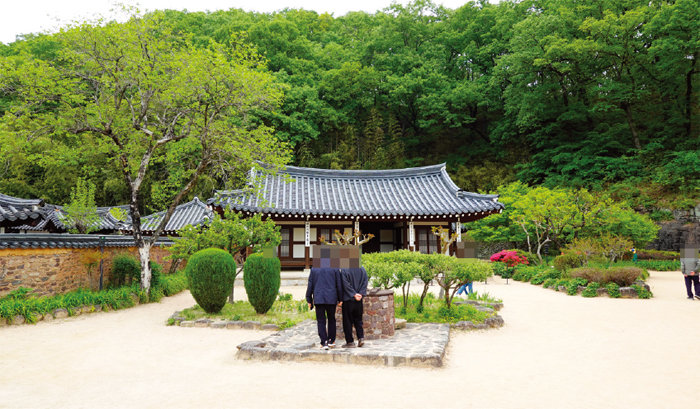 삼성 창업주 이병철의 생가. 안채 앞 우물은 이곳이 명당 집임을 암시하고 있다. [안영배 제공]