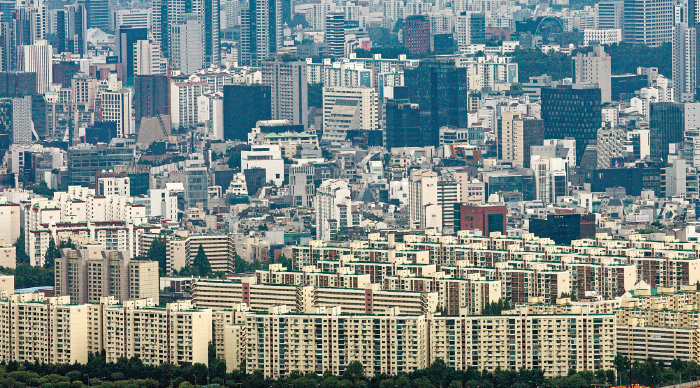 서울 부동산의
자가점유율은 43.5%에 불과하며, 강남구 자가점유율은 36.6% 수준이다. 사진은 9월 19일 서울 강남구 압구정동 현대아파트 단지. [뉴스1]