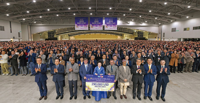 인천 송도컨벤시아에서 열린 제22회 새생명 사랑의 콘서트에 주한 외국 대사를 비롯한 각계각층 인사가 참석한 가운데 위러브유가 해외 기후재난 피해국과 국내 복지소외가정 등에 29만 달러(4억600만 원)를 지원했다. [국제위러브유운동본부 제공]