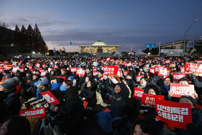 12월 7일 서울 영등포구 국회의사당 앞에서 시민들이 윤석열 대통령의 탄핵을 요구하고 있다. [조영철 기자]
