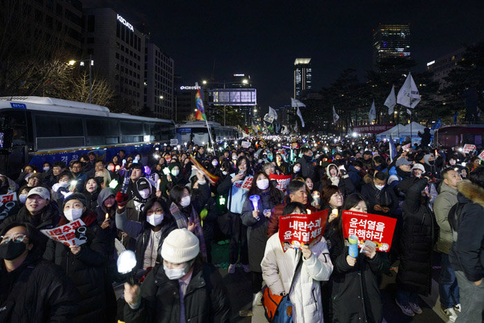 12월 7일 서울 영등포구 국회의사당 일대에서 시민들이 아이돌 응원봉을 들고 윤석열 대통령의 탄핵을 외치고 있다. [조영철 기자]
