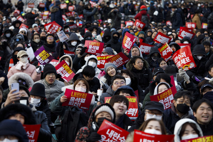 12월 7일 서울 영등포구 국회의사당 앞에서 윤석열 대통령의 탄핵을 촉구하는 시민들. [조영철 기자]