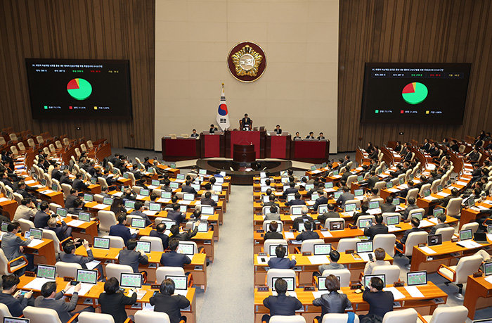 12월 10일 오후 서울 여의도 국회 본회의에서 '위헌적 비상계엄 선포를 통한 내란 행위의 진상규명을 위한 특별검사의 수사요구안'이 가결됐다. [뉴시스]
