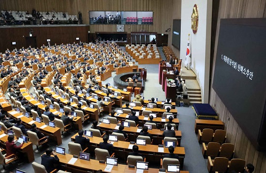 12월 14일 오후 5시 국회 본회의에서 윤석열 대통령에 대한 탄핵소추안이 가결됐다. [뉴시스]