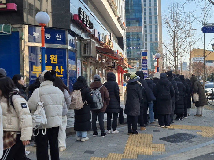  12월 14일 서울 영등포구 여의도동 한 분식집 앞에 윤석열 대통령 탄핵 촉구 집회에 참여한 시민들이 선결제 김밥을 받기 위해 줄을 서 있다. [임경진 기자]
